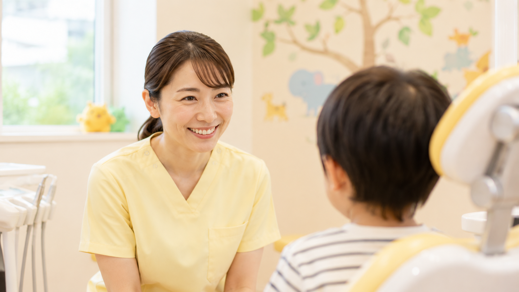 小児歯科で子どもへやさしく説明する歯科医師